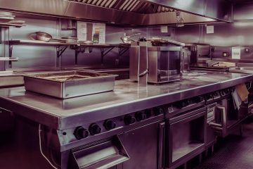 ציוד למטבח המוסדי – איך תכנון נכון מונע עומסים ומשפר תפוקה