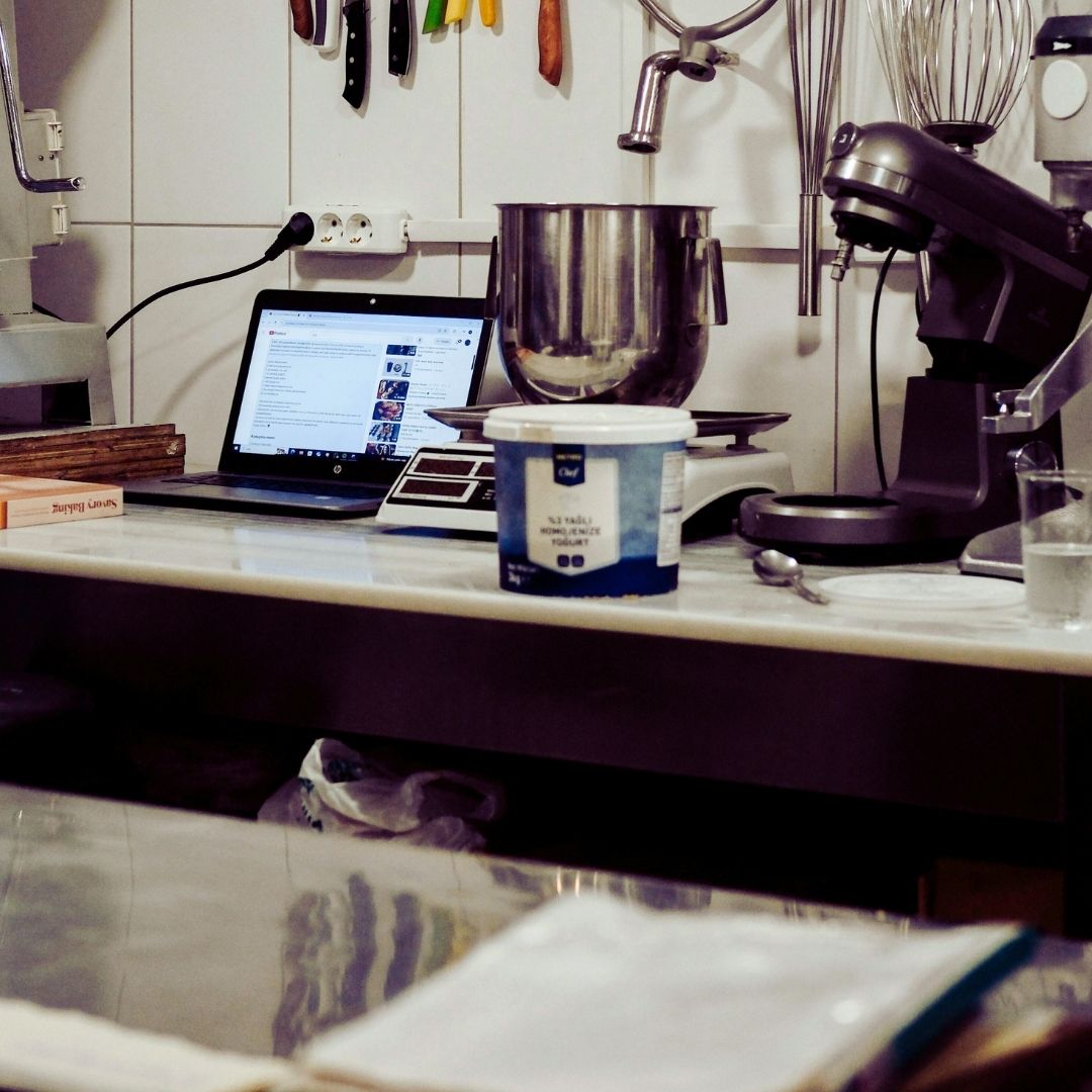 איך לייעל מטבחים מוסדיים בעזרת ציוד נכון ומוצרים חד פעמיים